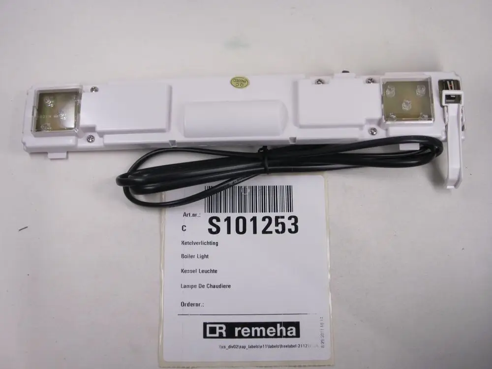 Innenbeleuchtungseinheit mit Verkablung von Remeha, ausgestattet mit zwei Lichtquellen und einem Anschlusskabel, montierbar, mit etiketierten Artikelinformationen.